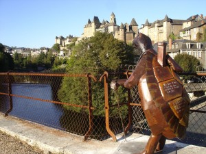 Tortue La colporteuse de paix Fer et bois Fer et bois - Symposium de sculpture. Uzerche (Corrèze) ©Thierry Chollat