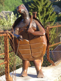 La colporteuse de paix Tortue Fer et bois ©Thierry Chollat