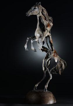 En scène En scène - Cheval - Sculpture fer, papier mâché, étain, lin ©Thierry Chollat