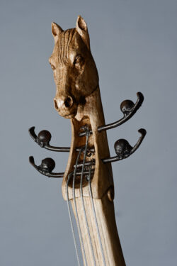 Flanneries Flanneries - Violoncelle fer et bois... Interprétations d'instruments de Musique Sculpture de violoncelle, fer et bois (chêne). ©Thierry Chollat
