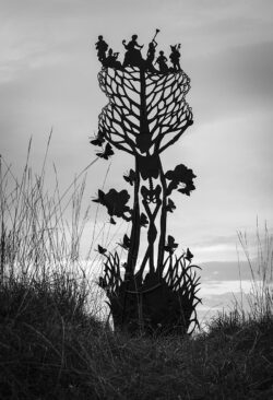 Etreinte Etreinte - Métal - Sculpture THierry Chollat - Photo A.Cottrarel - L 85 x l 1018 x h 283 cm
