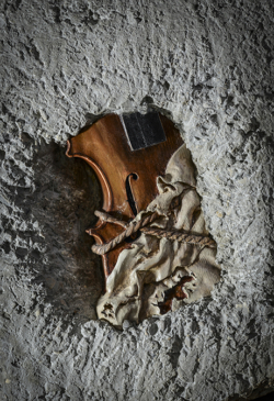 Exode Exode, violon en bois et béton - Sculpture Thierry Chollat