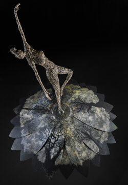 Sous le toit des nuits Sous le toit des nuits - fer et bois (cèdre) L 110 x l 110 x h 175 cm ©Thierry Chollat