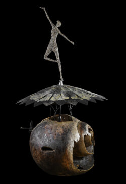 Lancinante Sous le toit des nuits - fer et bois (cèdre) L 110 x l 110 x h 175 cm ©Thierry Chollat