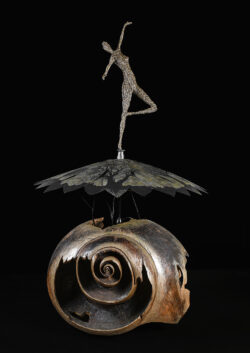 Sous le toit des nuits Sous le toit des nuits - fer et bois (cèdre) L 110 x l 110 x h 175 cm ©Thierry Chollat