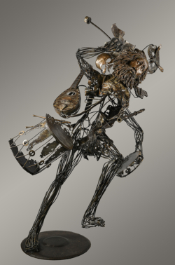 Les feuillets vagabonds Les feuillets vagabonds - Sculpture Thierry Chollat - Instruments de musique - Fer et bois chêne - L104x l 144 x h206 cm - Photo : Anthony Cottarel