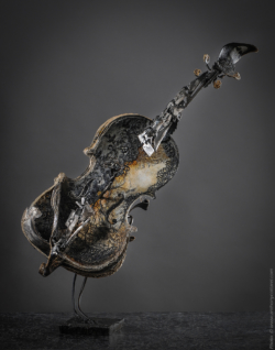 Maruschka Maruschka - Violon en fer, dentelles, peinture sur toile. L42xH52,5xl39. Thierry Chollat, sculpteur, Isère, France