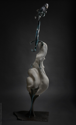 Rhapsodie sélénite Rhapsodie sélénite Violoncelle en fer, pierre et bois (tilleul). L79xH194xl36,5 ©Thierry Chollat