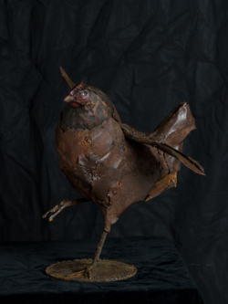 Poule Fer et bois (séquoia) - Grandeur nature - Conçue pour résister en extérieur ©Thierry Chollat