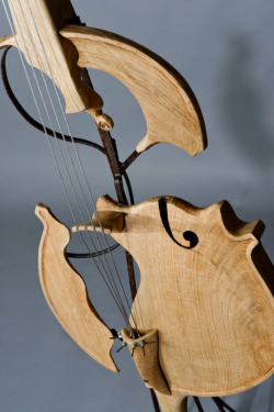 Flanneries Flanneries - Violoncelle fer et bois... Interprétations d'instruments de Musique Sculpture de violoncelle, fer et bois (chêne). ©Thierry Chollat