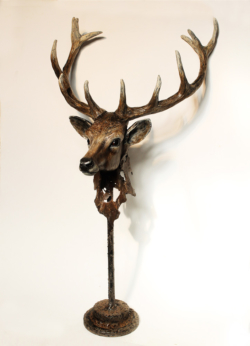 Tête de cerf Tête de cerf Fer, papier et étain ©Thierry Chollat