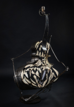 Cadre établi !? [Within the frame !?] Violoncelle en fer et os. L92 x H164 x l53 cm Interprétations d'instruments de Musique ©Thierry Chollat