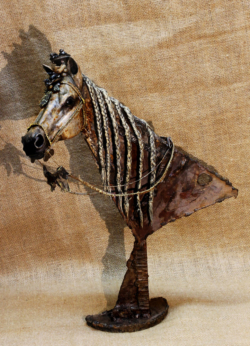 Cheval barbe Cheval barbe - Sculpture tête de cheval: fer, papier mâché, lin, étain ©Thierry Chollat