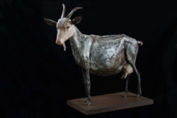 Chèvre Fer et bois (châtaignier) - 127 x 112,5 x 65 cm - Conçue pour résister en extérieur ©Thierry Chollat