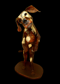 Chien Fer et bois (séquoia). Echelle 1 - Conçu pour résister en extérieur ©Thierry Chollat
