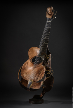 Django Django. Guitare en fer et bois(Poirier) L41xH113xl32cm Interprétations d'instruments de Musique ©Thierry Chollat