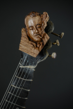 Django, détail Django. Guitare en fer et bois(Poirier) L41xH113xl32cm Interprétations d'instruments de Musique ©Thierry Chollat