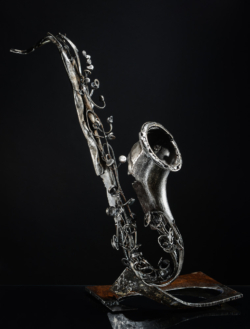 Escapades nocturnes Escapades nocturnes Saxophone ténor en fer. L 90 x H 85 x l 54 Interprétations d'instruments de Musique ©Thierry Chollat