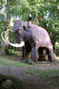 Mammouth Fer et bois (châtaignier) 458x360x205 cm - Conçu pour résister en extérieur ©Thierry Chollat