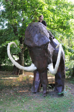 Mammouth Fer et bois (châtaignier) 458x360x205 cm - Conçu pour résister en extérieur ©Thierry Chollat