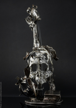 Mélodique ancolie. Mélodique ancolie. Violon en fer, étain, cadrans émaillés L30xh59xl33cm Interprétations d'instruments de Musique ©Thierry Chollat