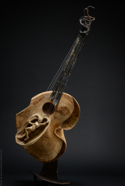 Murmures Fugitifs Murmures fugitifs. Guitare fer et bois (cerisier, tilleul ) L43xH109xl30 Thierry Chollat, sculpteur, Isère, France