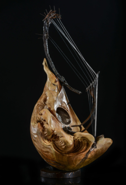 Panthalassa Panthalassa. Mandoline Napolitaine. Fer, bois (cerisier) et bronze. L37xH50xl19cm Interprétations d'instruments de Musique ©Thierry Chollat