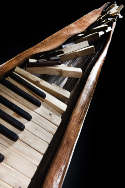 Emergentes Emergentes - Piano, fer et bois (châtaignier et épicéa), détail Thierry Chollat sculpteur, Isère, France