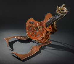 La Tantième tangente La Tantième tangente. Violon en fer et peinture sur carton. L47xh42,5xl43cm Interprétations d'instruments de Musique ©Thierry Chollat