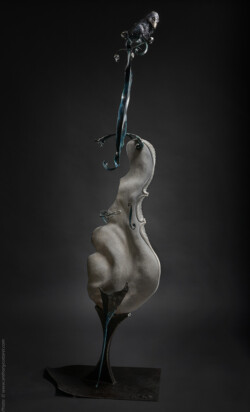 Rhapsodie sélénite Rhapsodie sélénite Violoncelle en fer, pierre et bois (tilleul). L79xH194xl36,5 ©Thierry Chollat