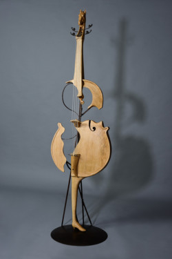 Tête de cheval et bottine de femme... Tête de cheval et bottine de femme ... Interprétations d'instruments de Musique Sculpture de violoncelle, fer et bois (chêne). ©Thierry Chollat