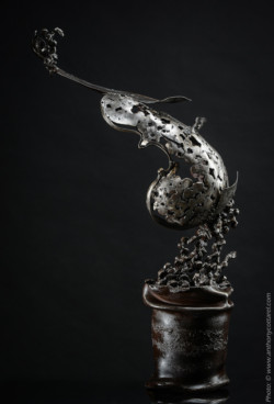 Caprices "Agitato" Caprices "Agitato" Violon en fer. L 46 x H 76 x l 41cm. Interprétations d'instruments de Musique ©Thierry Chollat