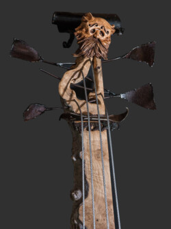 Contrebasse, détail Contrebasse Fer et bois chataignier. Interprétations d'instruments de Musique ©Thierry Chollat
