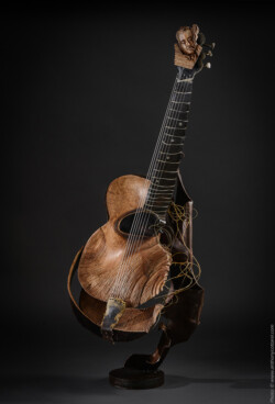 Django Django. Guitare en fer et bois(Poirier) L41xH113xl32cm Interprétations d'instruments de Musique ©Thierry Chollat