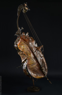 L'Aveu des Méandres L'aveu des méandres. Violoncelle en fer, laiton et bois (noyer). L63xH160,5xl52. Thierry Chollat, sculpteur, Isère, France.