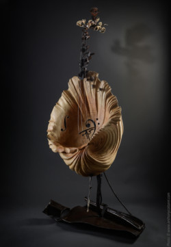L'écrin de l'onde éclose L'écrin de l'onde éclose, instruments, Violoncelle fer et bois (cèdre) L75xH182xl90 Thierry Chollat, sculpteur, Isère, France. Mojej Ukochanej...