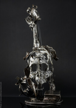 Mélodique ancolie. Mélodique ancolie. Violon en fer, étain, cadrans émaillés L30xh59xl33cm Interprétations d'instruments de Musique ©Thierry Chollat