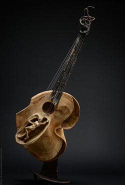 Murmures Fugitifs Murmures fugitifs. Guitare fer et bois (cerisier, tilleul ) L43xH109xl30 Thierry Chollat, sculpteur, Isère, France