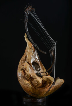 Panthalassa Panthalassa. Mandoline Napolitaine. Fer, bois (cerisier) et bronze. L37xH50xl19cm Interprétations d'instruments de Musique ©Thierry Chollat