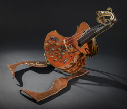 La Tantième tangente La Tantième tangente. Violon en fer et peinture sur carton. L47xh42,5xl43cm Interprétations d'instruments de Musique ©Thierry Chollat